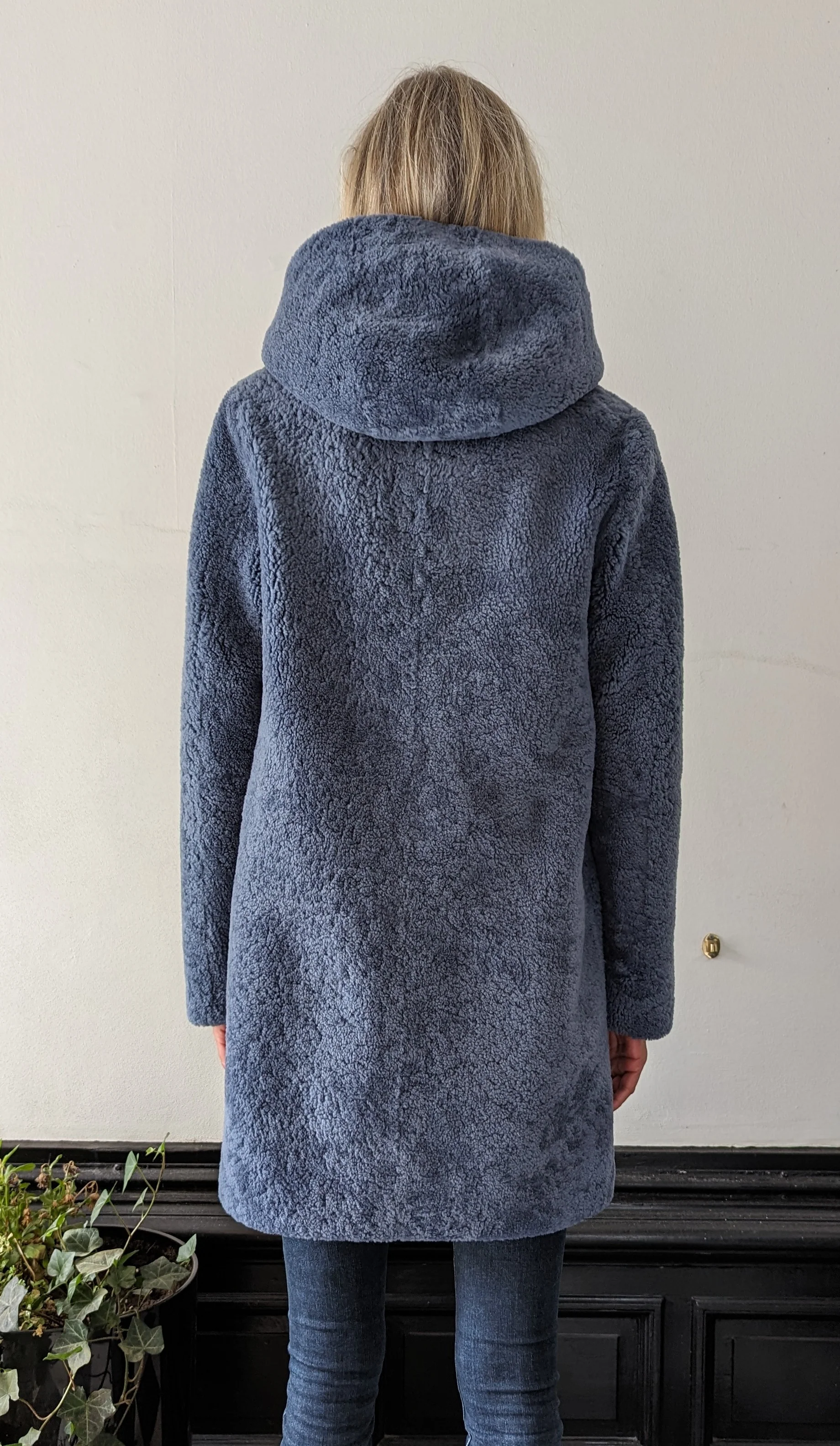 Delaney, 87 cm. - Hætte - Lammepels Jakke - Kvinde - Blå - Image 9