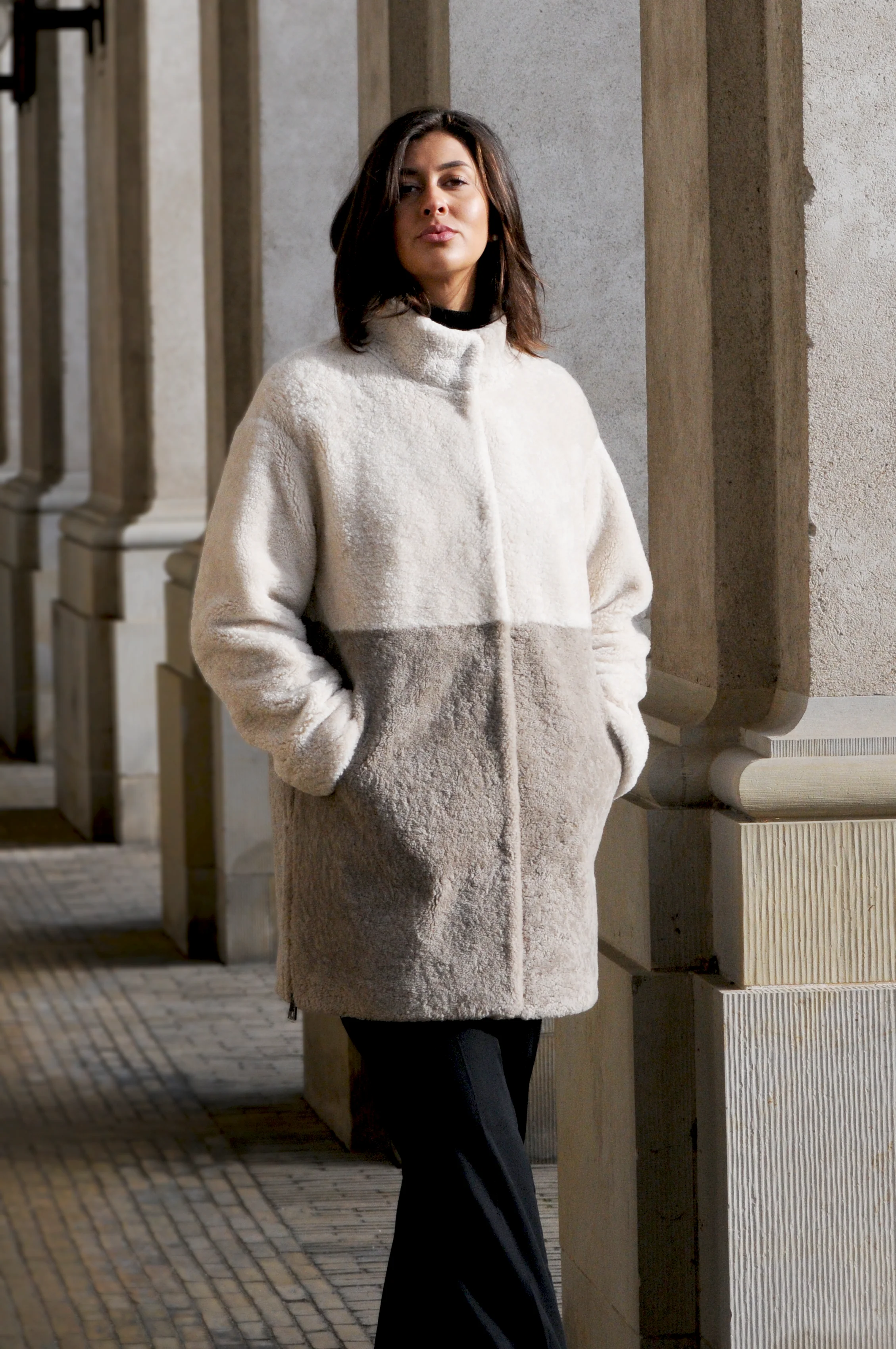Filuka, 100 cm. - Krave - Curly Lamb Coat - Kvinder - Beige & Gray - Image 7