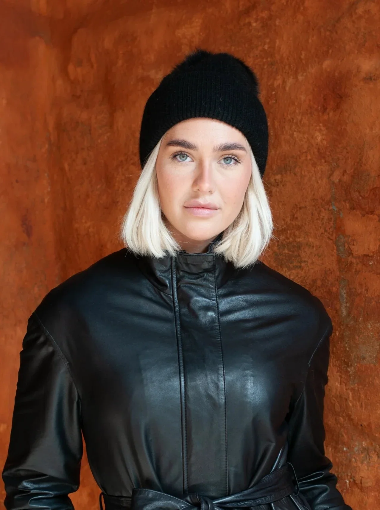 HL22C007 Angora Wool Fur Beanie med Pompom - Sort - Image 4
